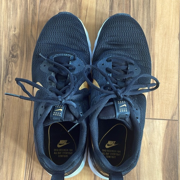 LN Nike Air Max Motion LW Black & Metallic Gold size 10 - Picture 6 of 8